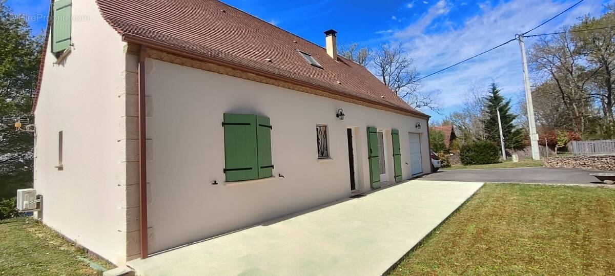 Maison à COUZE-ET-SAINT-FRONT