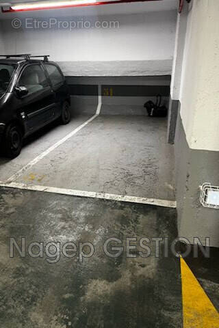 Parking à PARIS-9E