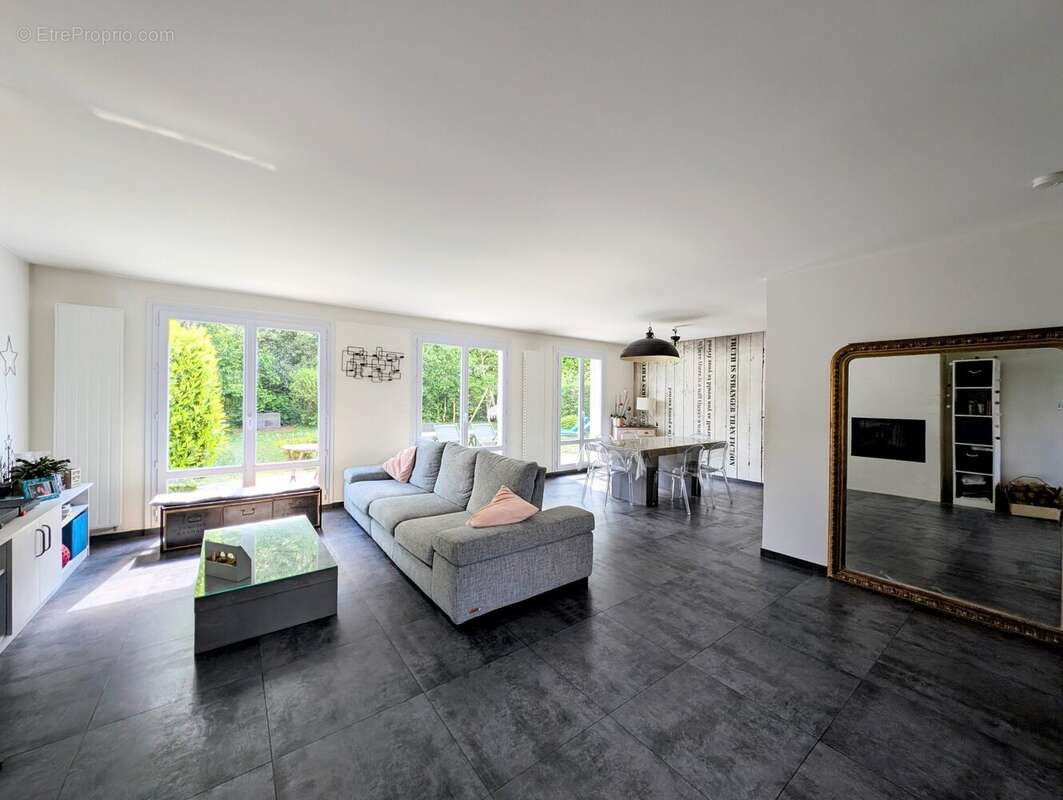 Maison à LE MESNIL-SAINT-DENIS