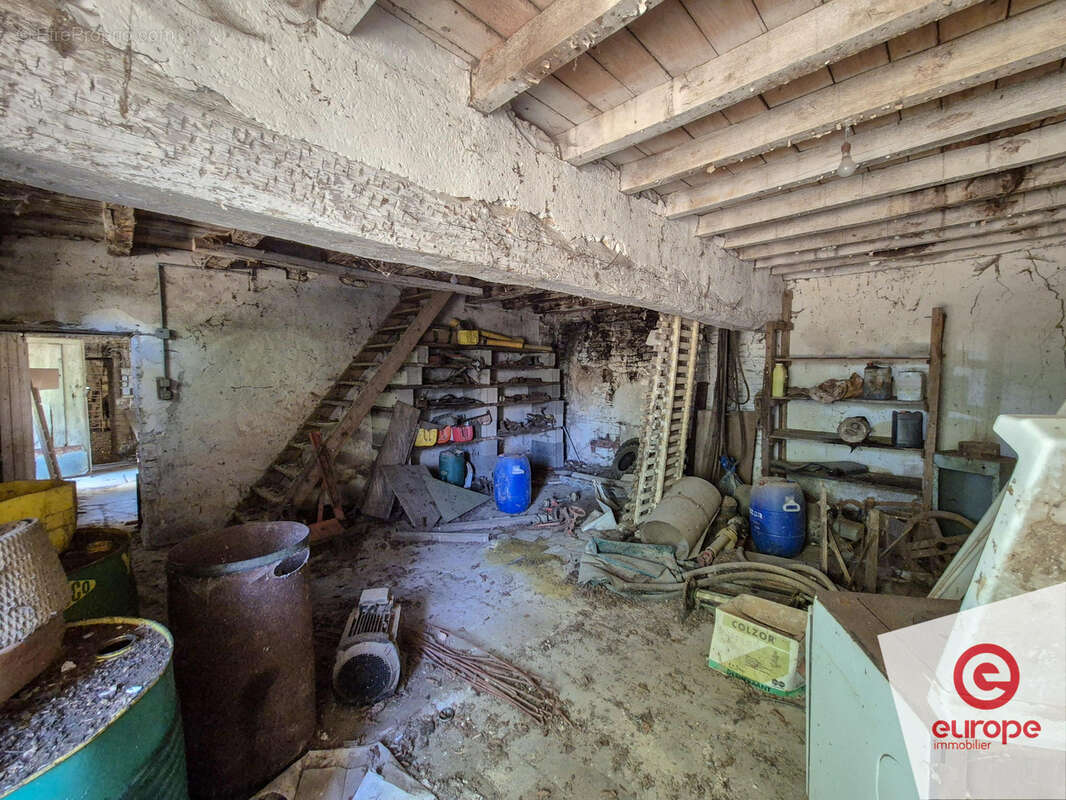 Ancienne ferme avec grange et hangar sur terrain de 4,6ha - photo 4