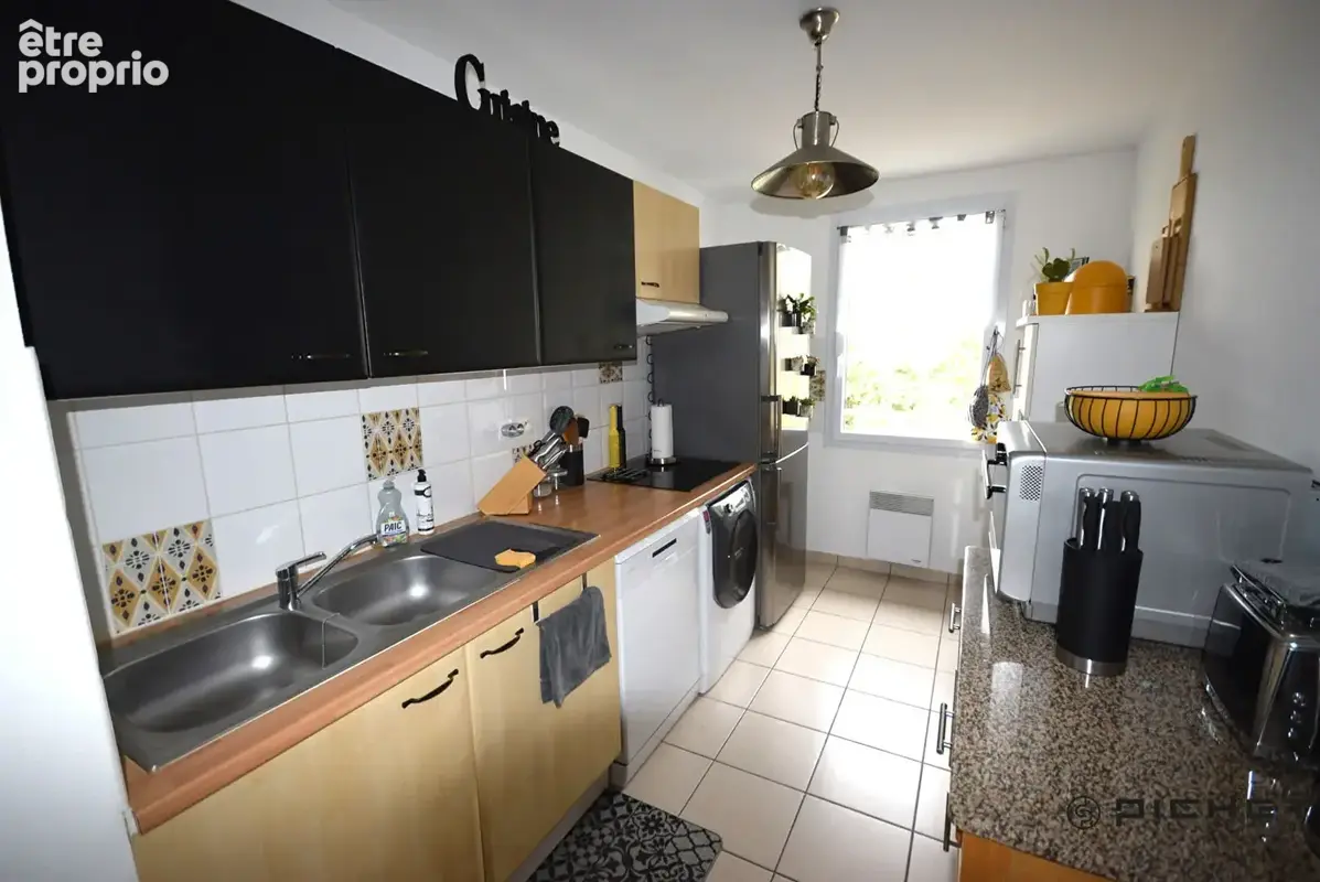 Appartement T4 en dernier étage avec ascenseur, terrasse et parkings - photo 4