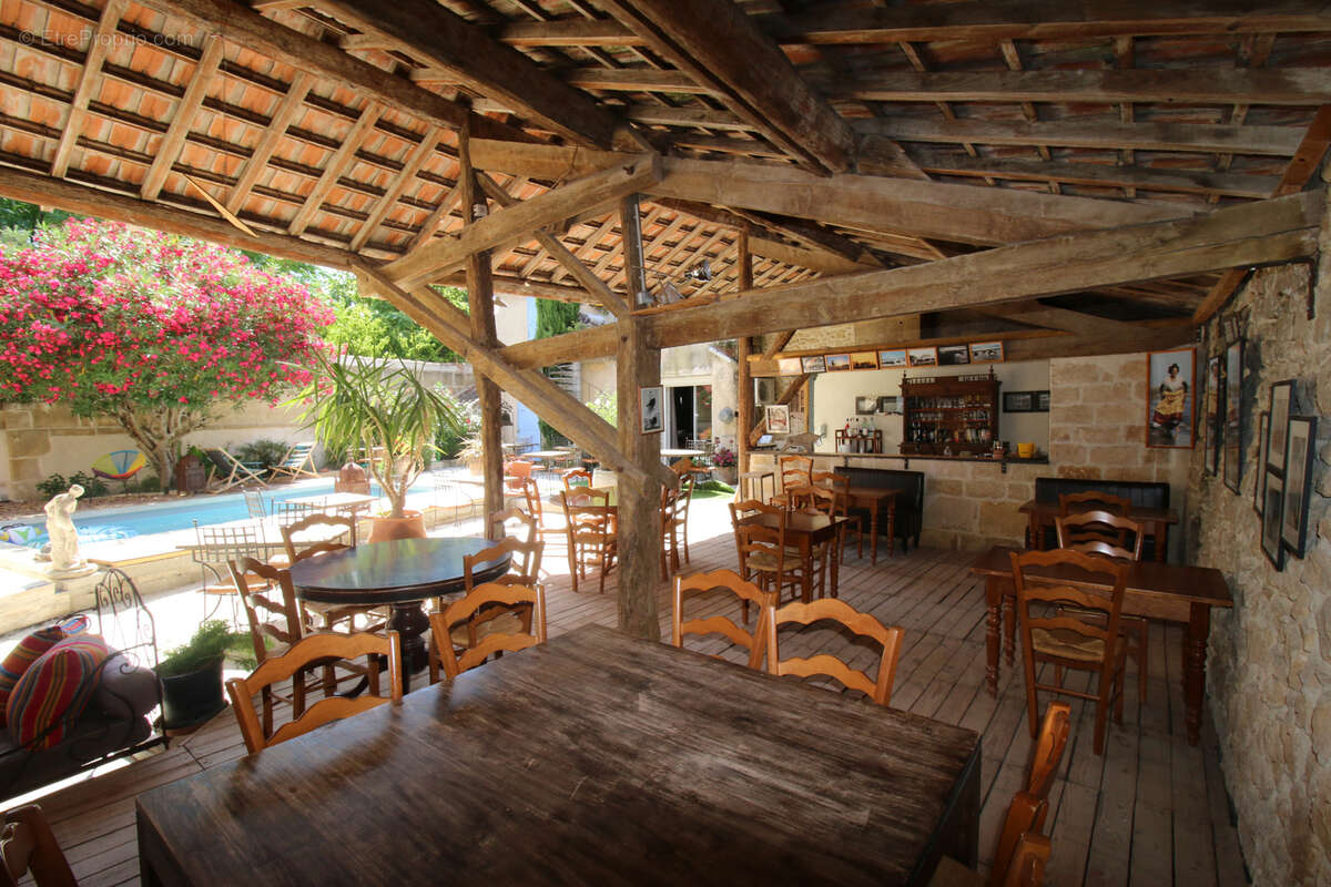 Maison de maître avec jardin, pisicine, parkings. - photo 11
