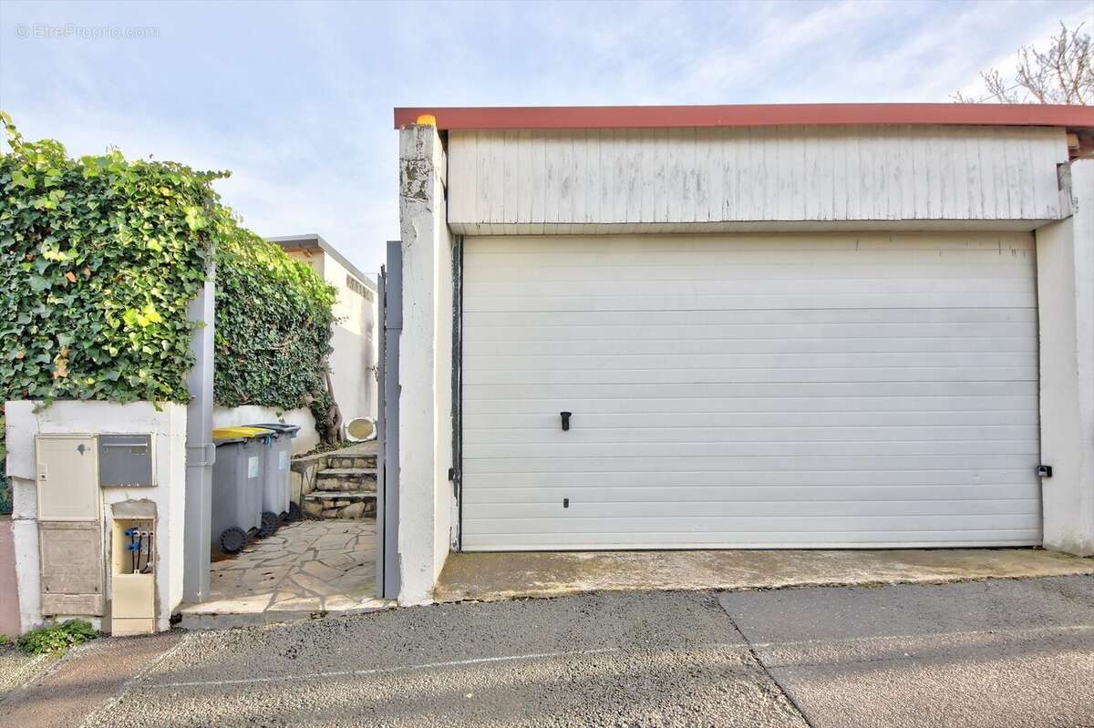 Garage - Maison à NANTERRE