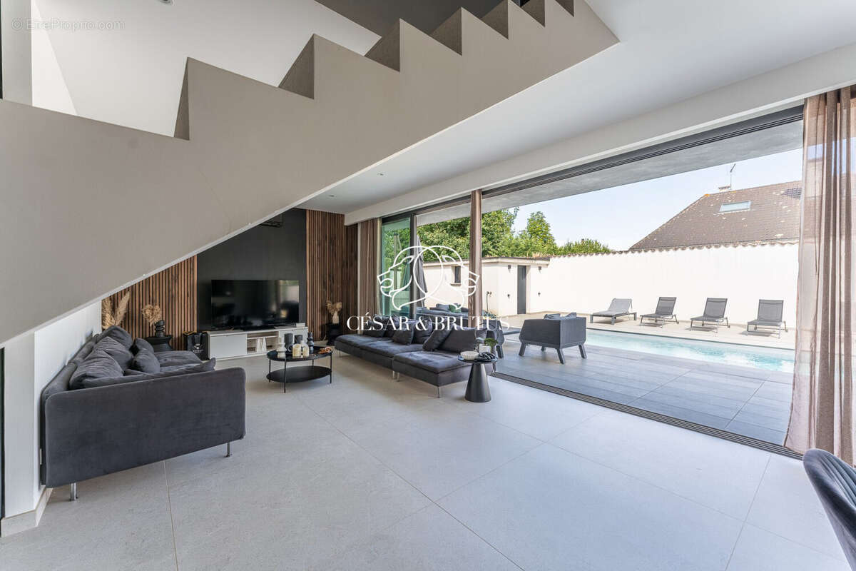 Maison 200 m² à Meyzieu  - photo 3