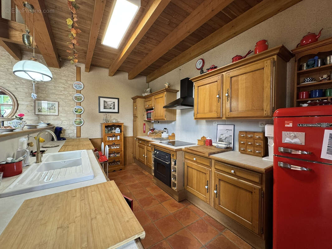 Charmante maison de 203m2 avec jardin et dépendances - photo 5
