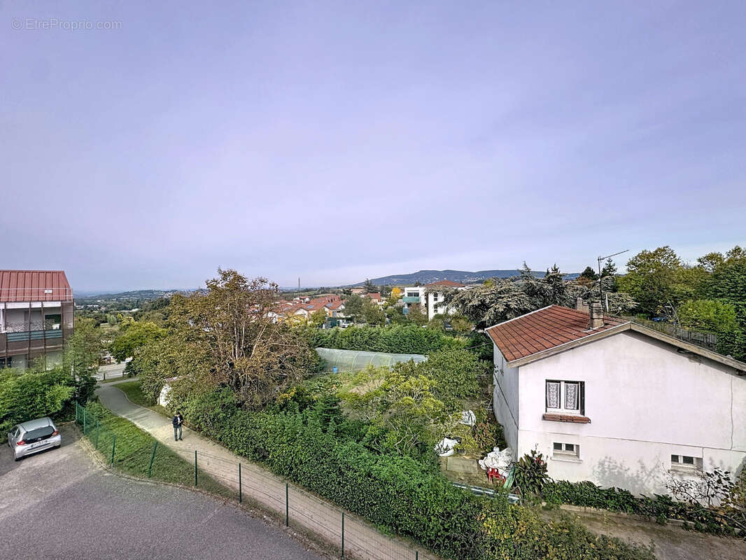 Appartement à LA TOUR-DE-SALVAGNY