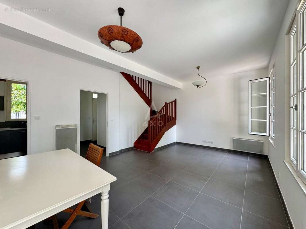 Pierre de taille - 3 chambres - jardin - 2 stationnements et cave - photo 4