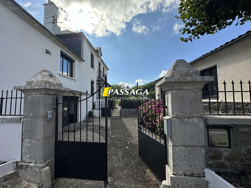 A VENDRE - Maison d'habitation avec cour, jardin et studio - BERTHOLENE - photo 2