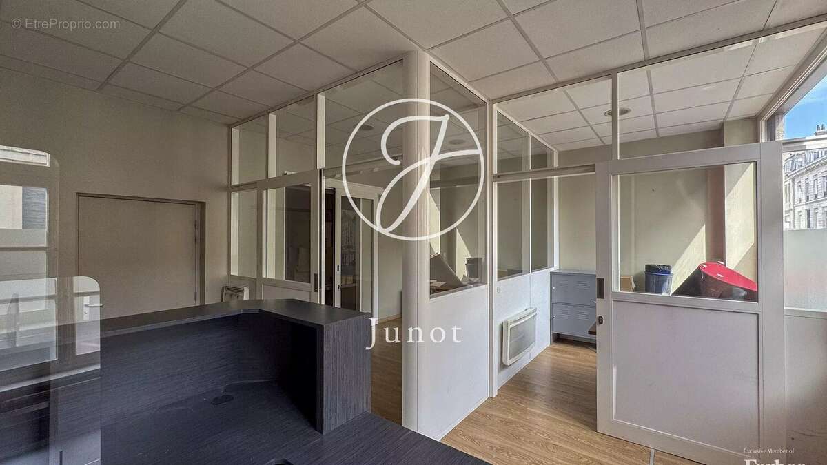 Lille - VIEUX LILLE - Immeuble de rapport à vendre - Local professionnel de 40m² - Duplex 4 pièces - 74m² loi carrez - 2 chambre - photo 6