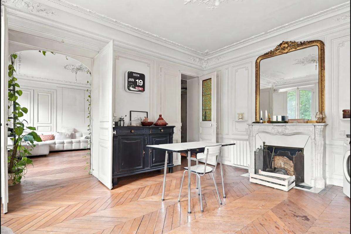 Triangle d'or du 10 eme : appartement familial à finir de rénover avec tout le charme de l'ancien - photo 4