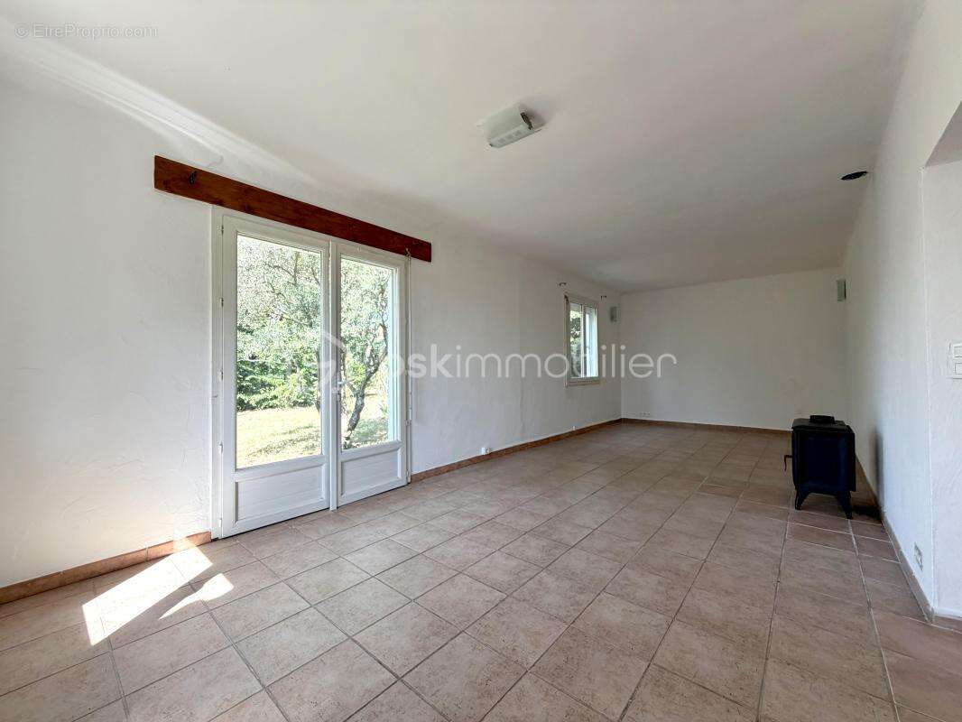 Rare à la vente : propriété avec dépendance indépendante à Saint-Saturnin-les-Apt - photo 6