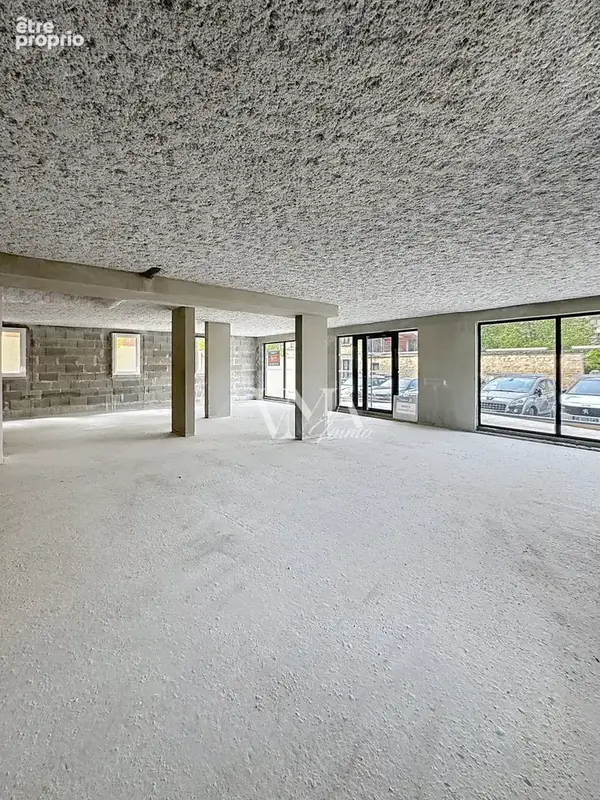 Exclusivité au coeur de JASSANS ! dernier local commercial avec forte visibilité - photo 6