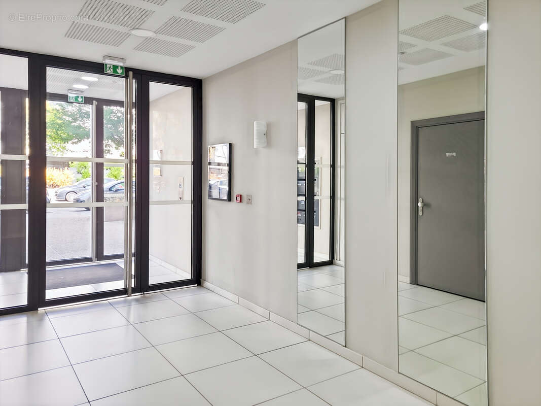 Grand F2 très lumineux / 1 chambre de 14 m2 environ / dressing ou bureau de 8.24 m2 /  balcon de 6.32 m2 parki - photo 8