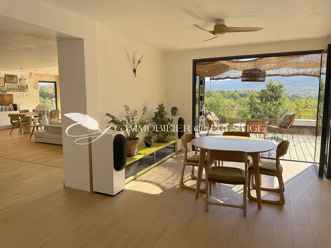Une villa contemporaine en bois et acier en position dominante - photo 13