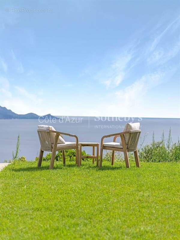 Villa de luxe aux Issambres avec vue mer panoramique et piscine à débordement - photo 20