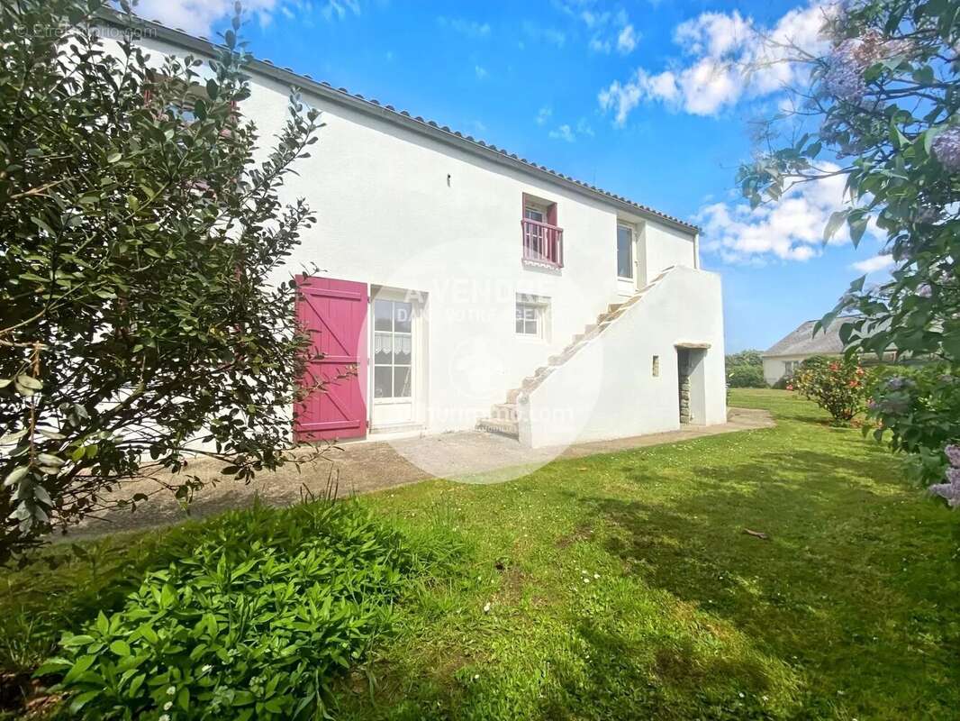 Proche centre, belle longere de 160 m² avec dependances - photo 2