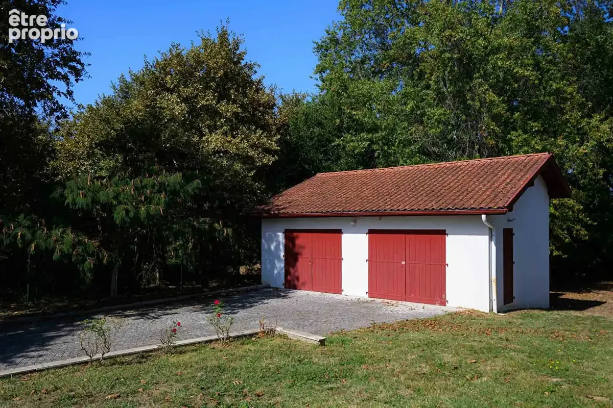 Une ferme de 1859, ses 4 600 m² de parc et sa piscine - photo 6