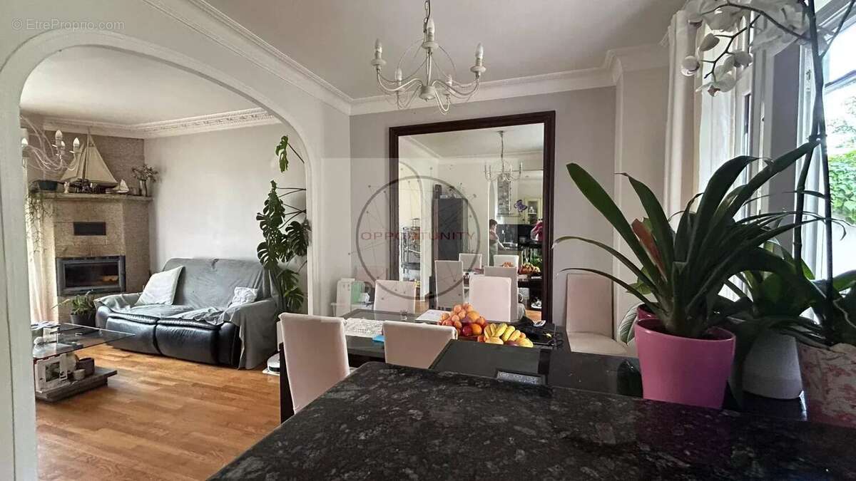 Maison 130 m² à Bondy  - photo 4