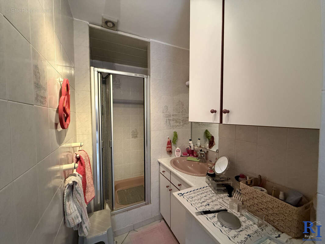 Salle de douche - Appartement à GRENOBLE