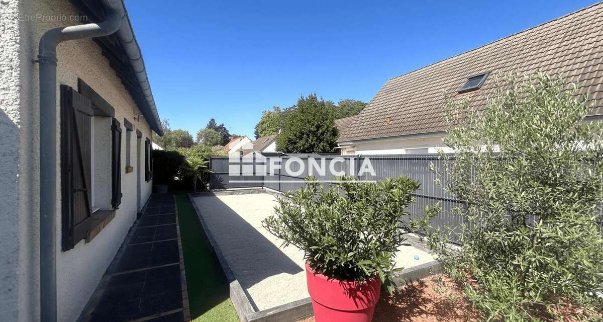 Maison familiale de 160 m2 au sol, quartier calme , proche de toutes les commodités - photo 10