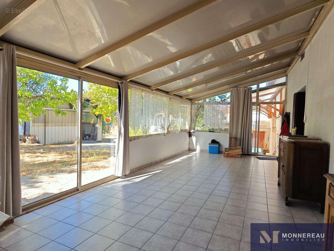 Maison de plain pied avec 500 m2 de dependances - photo 4