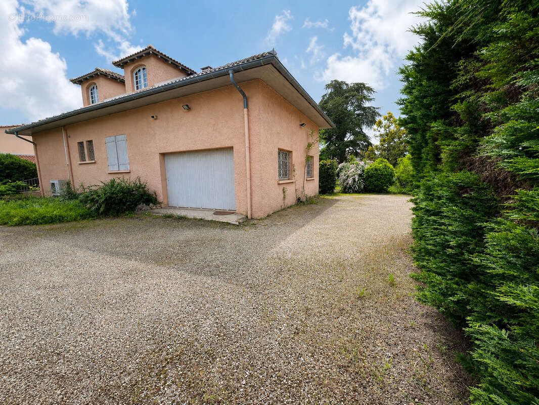 Maison T6 de 200m2 habitable avec garage 35m2 et nombreuses dépendances, le tout sur une parcelle terrain arbo - photo 4