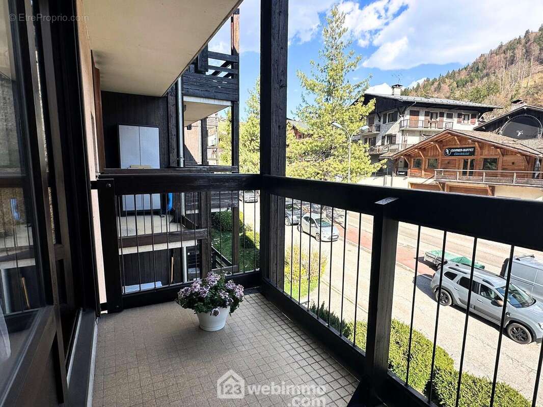 Le séjour se prolonge sur un balcon avec une orientation Sud-Est. - Appartement à FLUMET