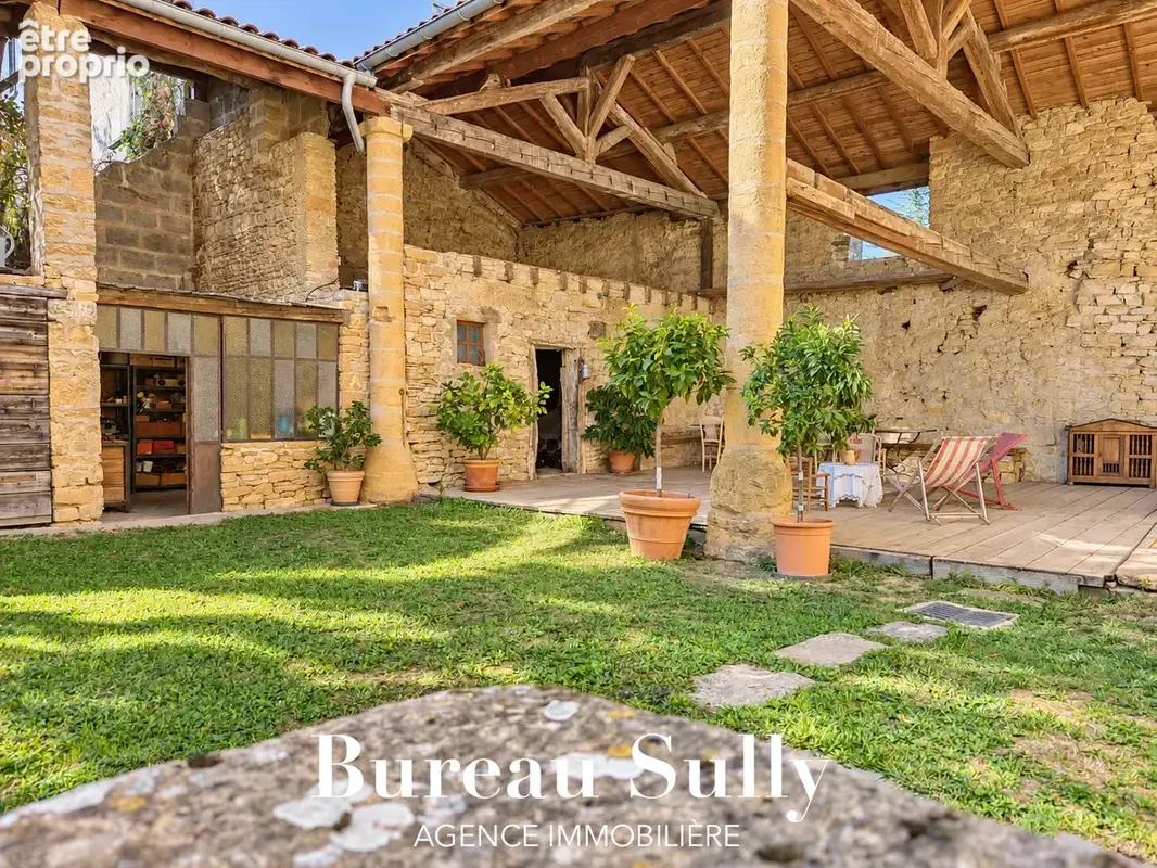 POLEYMIEUX-AU-MONT D'OR - Belle maison de caractère en pierres dorées T4 de 200m2 avec nombreuses dépendances - photo 1