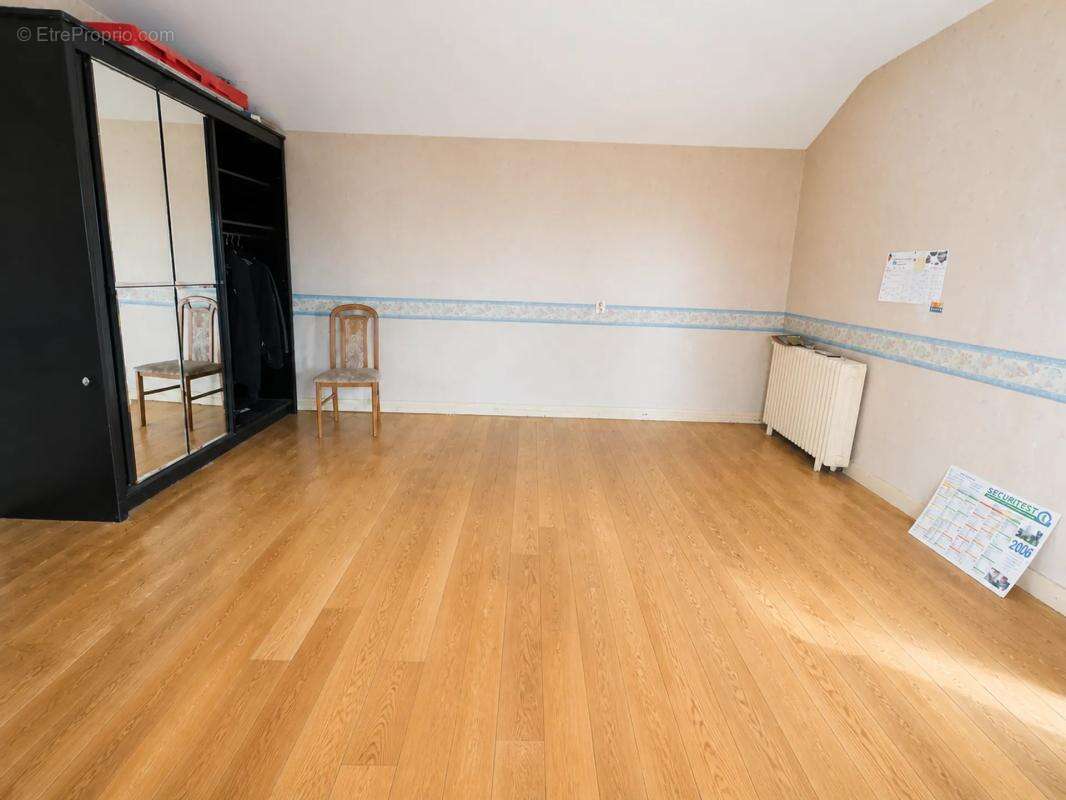 Maison de 130,94 m² à rénover avec dépendances et jardin - photo 8