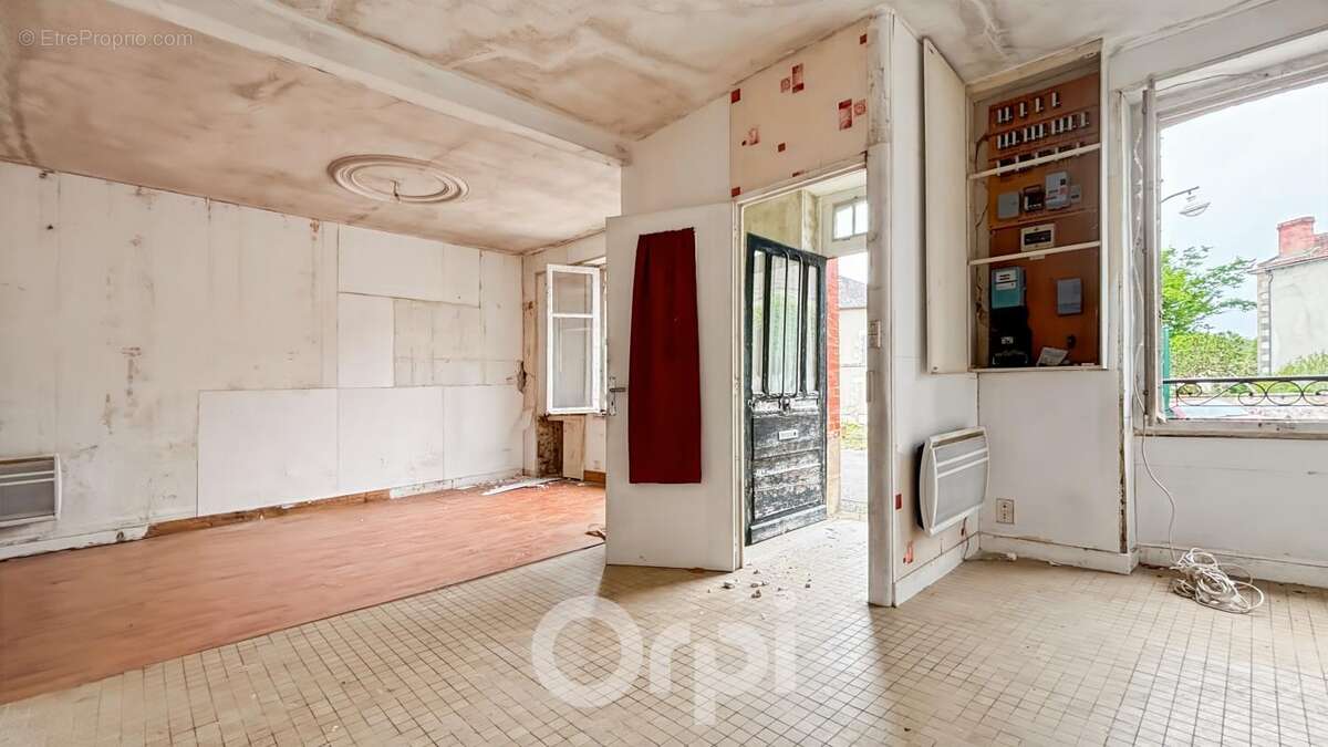 Maison à LA JONCHERE-SAINT-MAURICE