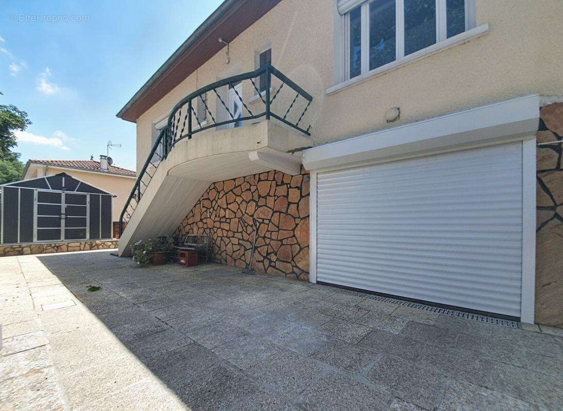 Maison - Mitoyenne - 3 Chambres - Buanderie - Abri de jardin - Jardin - Garage - Proche toutes commodités - photo 3