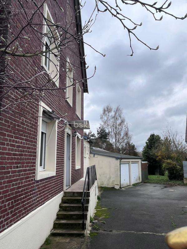 maison en brique avec double garage - photo 2
