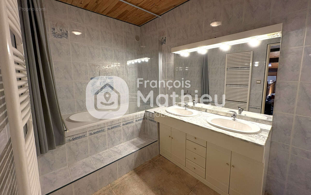 LE PLANTAY - Grande maison 4 chambres et bureau avec grand garage sur 696 m2 de terrain - photo 13