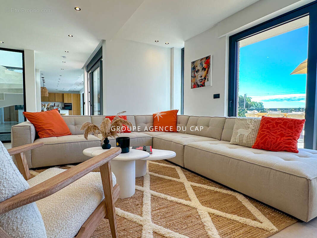 Villa de 260m2 avec vue mer piscine jacuzzi,a 300 mètres des plages des issambres - photo 6