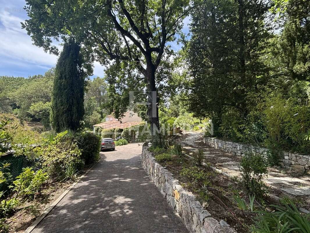 Maison à CHATEAUNEUF-GRASSE