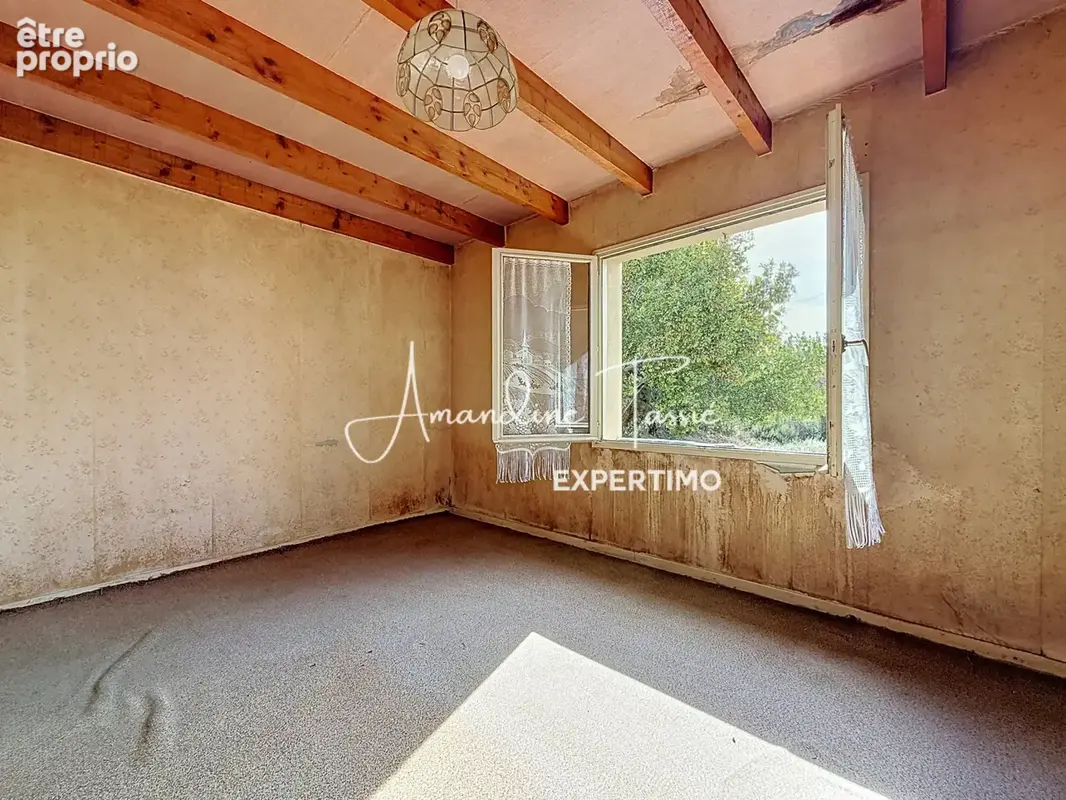 Au calme sur les hauteurs, une maison à rénover avec terrain constructible. - photo 10