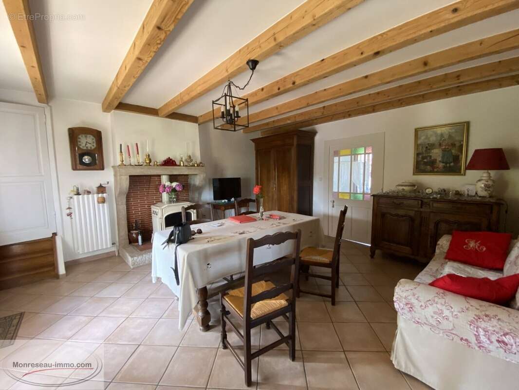 Maison à PRESSY-SOUS-DONDIN