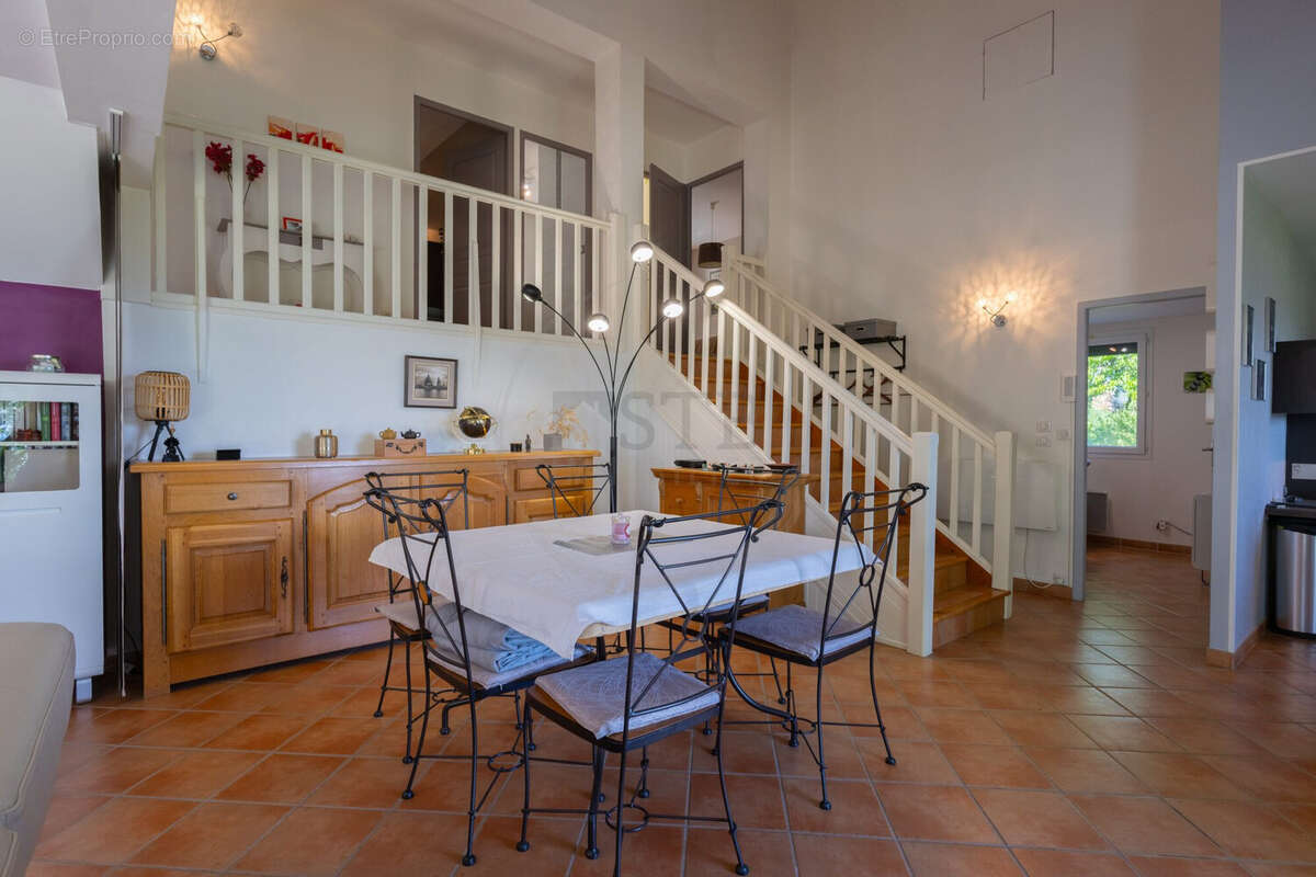 Maison à CHARMES-SUR-RHONE