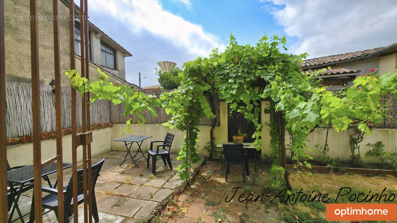 Appartement à SAINTE-FOY-DE-PEYROLIERES