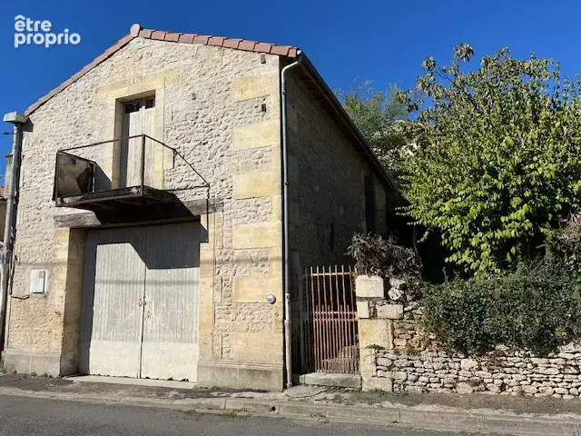 GARAGE de 75 m2 au sol avec jardin clos de 140 m2. Un beau potentiel d'aménagement ! - photo 1