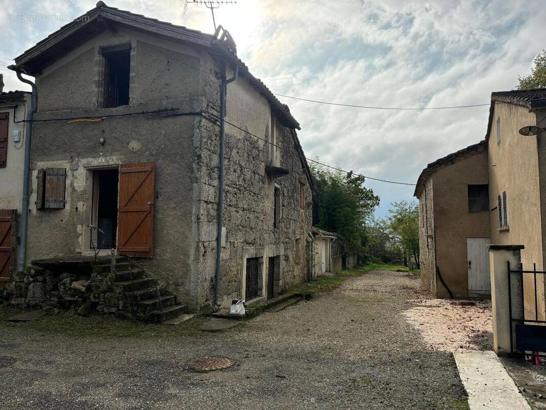   - Maison à SAINTE-MERE