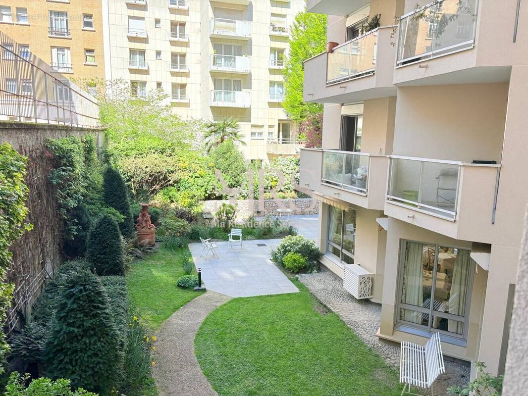 Appartement à PARIS-16E