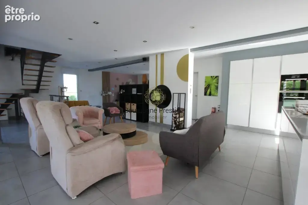 Maison individuelle et familiale a ossature bois de 223 m² -  centre ville macon- cinq chambres - piscine - terrasse - garage - photo 8