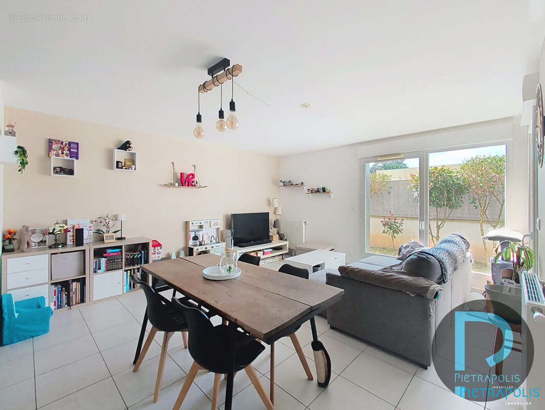 SALON SEJOUR - Appartement à CHARNAY-LES-MACON