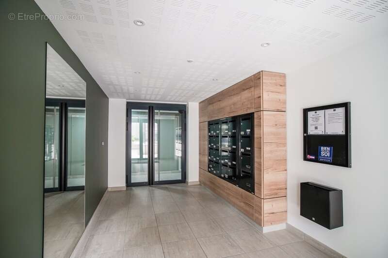 Tours - quartier coty - t4 traversant de 106m2 - vue parc - 2 parkings - photo 12