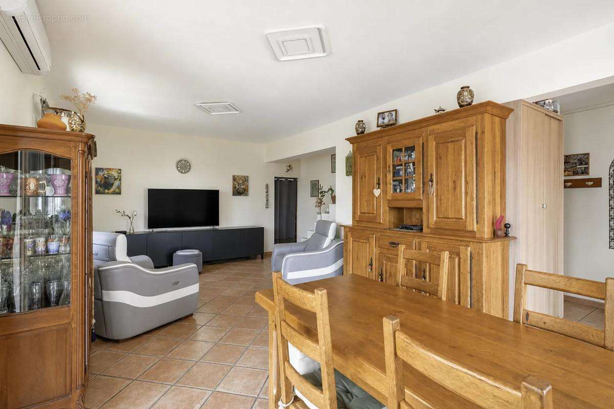 Villa avec piscine et véranda à Marseille 12ème - photo 4
