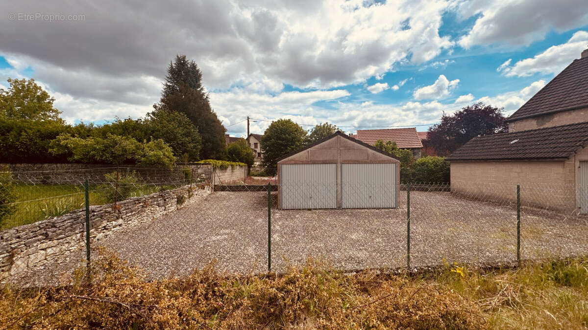Parking à MAILLY-LE-CHATEAU