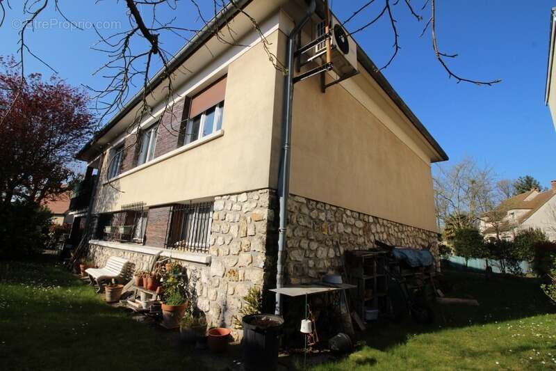 Maison à SAINTE-GENEVIEVE-DES-BOIS