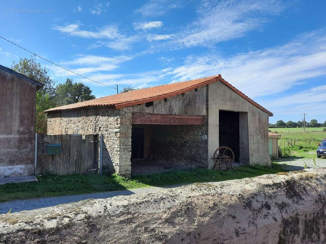 Maison à SAINT-ETIENNE-DE-MONTLUC