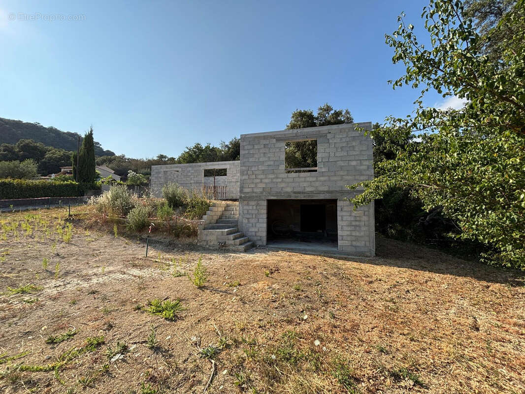 Peymeinade limite auribeau terrain de 3769 m2 avec permis pour maison plain-pied de 136 m2 a terminer et ruine - photo 3